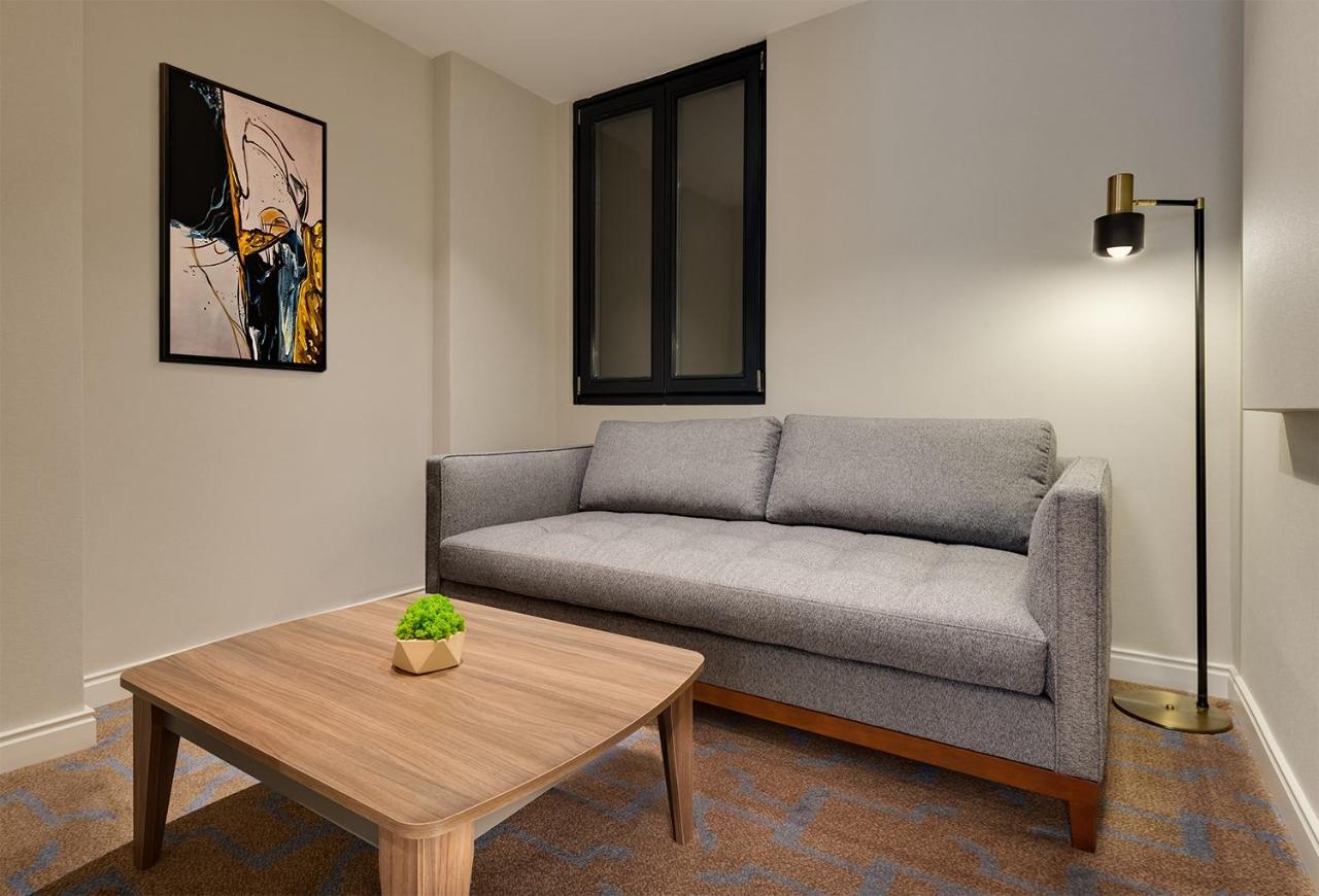 Gleam Collection Hotel 伊斯坦布尔 外观 照片 A living room with a sofa