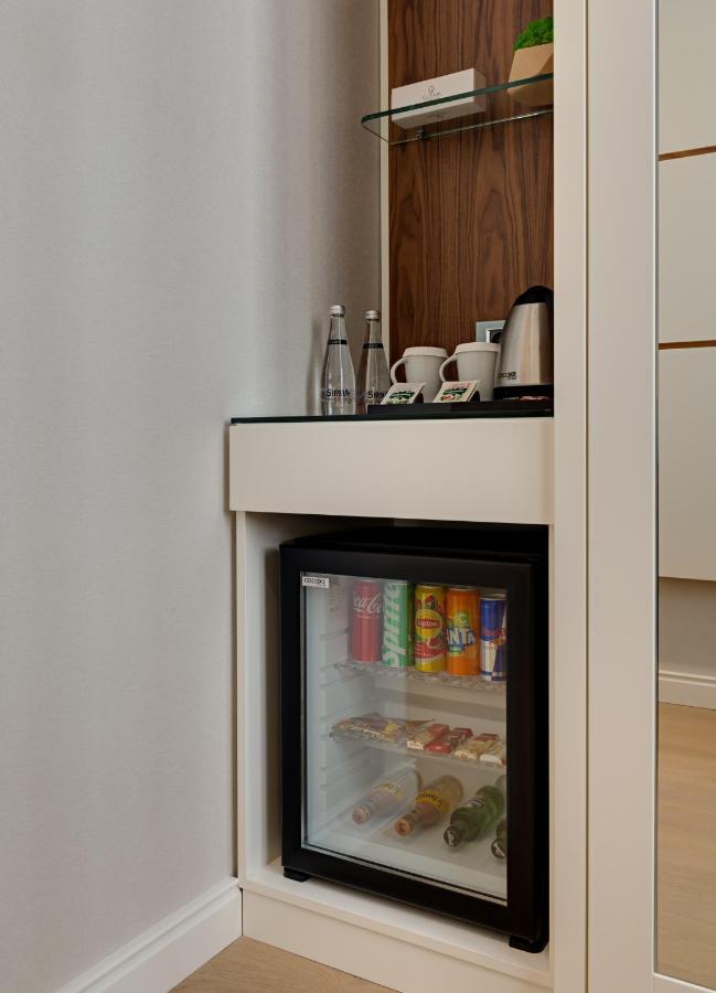 Gleam Collection Hotel 伊斯坦布尔 外观 照片 A mini-bar in a hotel room